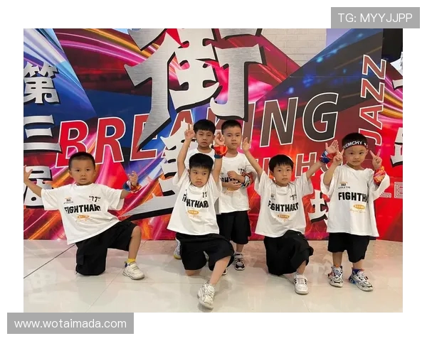 重庆街舞队展现灵活性新高度引领街舞创新潮流 重庆街舞队展现灵活性新高度引领街舞创新潮流